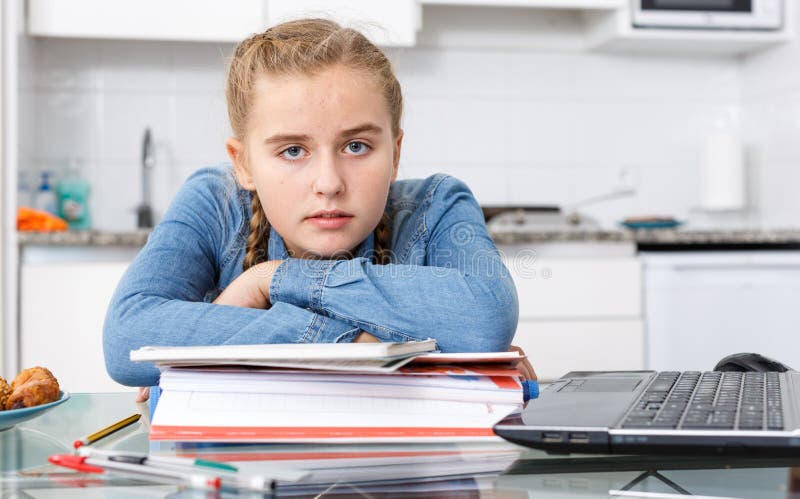 девушка устала делать домашнее задание стоковое фото