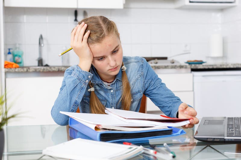 девушка устала делать домашнее задание стоковое изображение