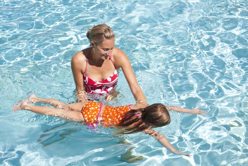 девушка учя немного swim к стоковая фотография девушка учя немного swim к стоковая фотография