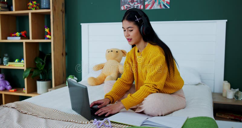 Девушки наушники и ноутбук для изучения на кровать книги и ввод заметок информации для эссе. пользователь