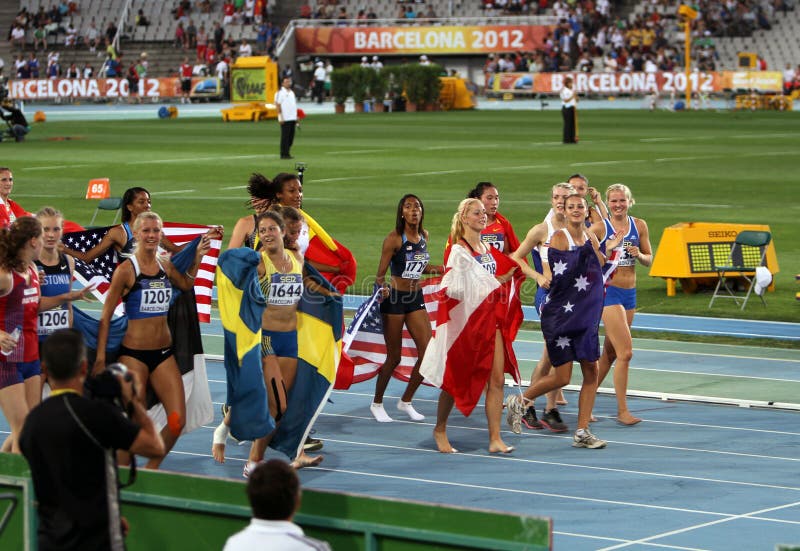 Девушки после отделки случая Heptathlon стоковое фото rf Девушки после отделки случая Heptathlon стоковое фото rf