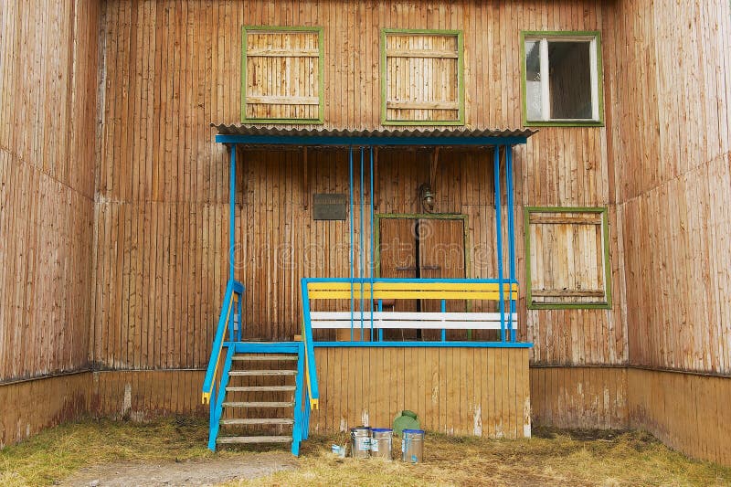 Дезертированный строя вход на покинутое русское ледовитое поселение Pyramiden, Норвегию стоковые изображения rf Дезертированный строя вход на покинутое русское ледовитое поселение Pyramiden, Норвегию стоковые изображения rf