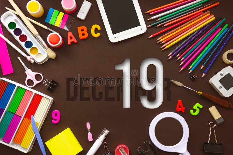 19 декабря. день 19 календарной даты месяца. школьный ноутбук и различные канцелярские принадлежности с календарным днем. школа и стоковые фото