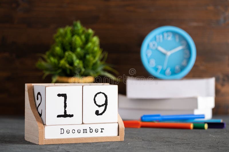 19 декабря. календарь деревянных кубов на 19 декабря стоковое изображение