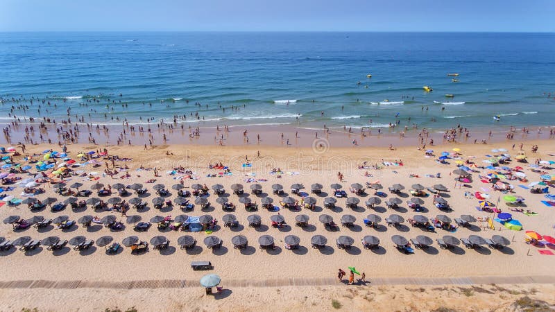 дел Фото пляжа и туристов города Albufeira От неба стоковое изображение дел Фото пляжа и туристов города Albufeira От неба стоковое изображение