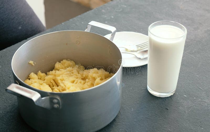 Делать картофельное пюре в кастрюльке заполняя стеклянная таблица процесса молока