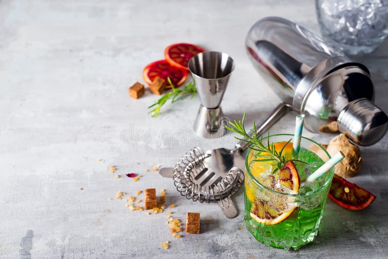 Делать коктеиля Mojito Мята, известка, стекло, лед, ингридиенты и шейкер стоковое изображение rf Делать коктеиля Mojito Мята, известка, стекло, лед, ингридиенты и шейкер стоковое изображение rf