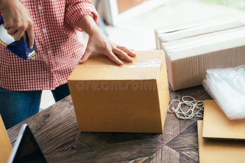 Дело начинает вверх концепцию МАЛЫХ И СРЕДНИХ ПРЕДПРИЯТИЙ Молодое startup предприниматель мелкого бизнеса предпринимателя работая стоковое фото Дело начинает вверх концепцию МАЛЫХ И СРЕДНИХ ПРЕДПРИЯТИЙ Молодое startup предприниматель мелкого бизнеса предпринимателя работая стоковое фото