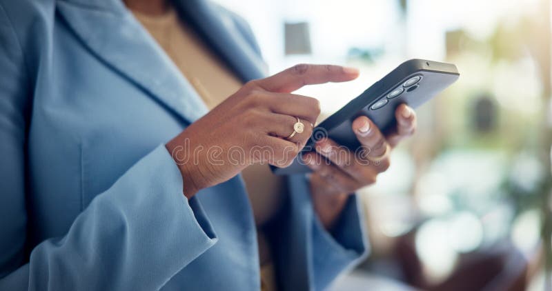 Деловая женщина и руки с телефоном в офисе для социальных сетей прокрутки чтения электронной почты и интернет стоковая фотография rf