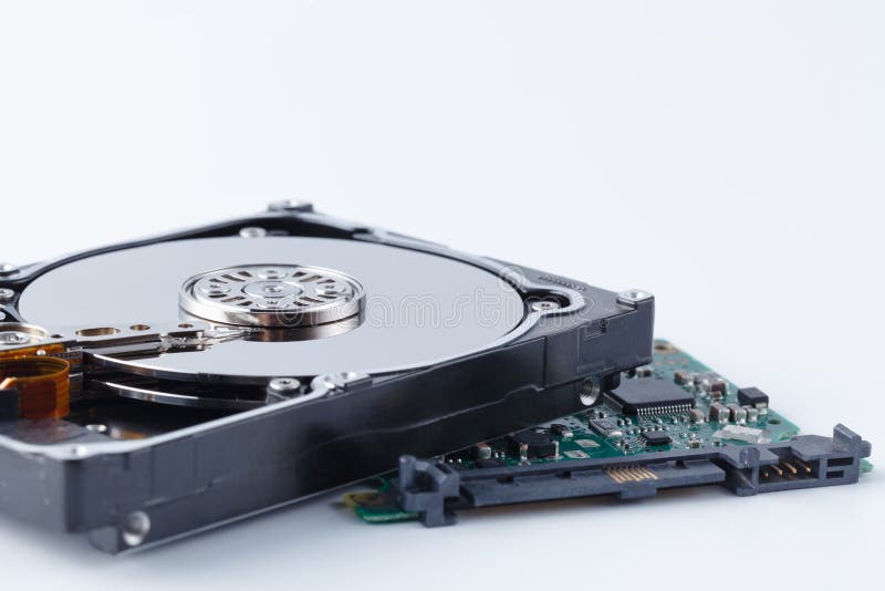 Демонтированный жесткий диск от компьютера, hdd с влиянием зеркала стоковые фото Демонтированный жесткий диск от компьютера, hdd с влиянием зеркала стоковые фото