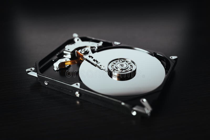 Демонтированный жесткий диск от компьютера (hdd) с влияниями зеркала Часть компьютера (ПК, компьтер-книжки) стоковая фотография rf Демонтированный жесткий диск от компьютера (hdd) с влияниями зеркала Часть компьютера (ПК, компьтер-книжки) стоковая фотография rf