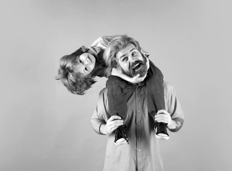 день. отец даёт смешной возбуждённый сын piggyback. счастливый. стоковая фотография