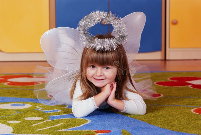 Дерев-летняя девушка играя и уча в preschool стоковое фото Дерев-летняя девушка играя и уча в preschool стоковое фото