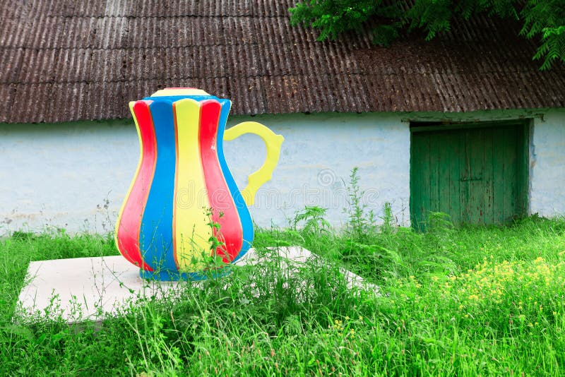 деревенский двор с кувшином стоковая фотография rf
