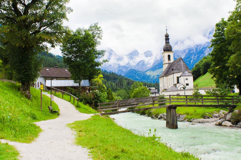 Деревня и церковь Ramsau в Альпах Баварии стоковые изображения rf Деревня и церковь Ramsau в Альпах Баварии стоковые изображения rf