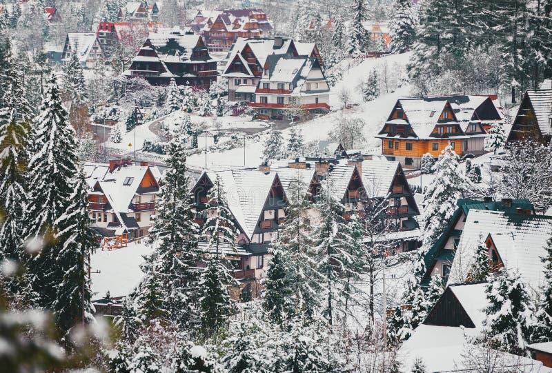 Деревня маленького города около Zakopane в утре зимы туманном в горах Tatra стоковые изображения rf Деревня маленького города около Zakopane в утре зимы туманном в горах Tatra стоковые изображения rf