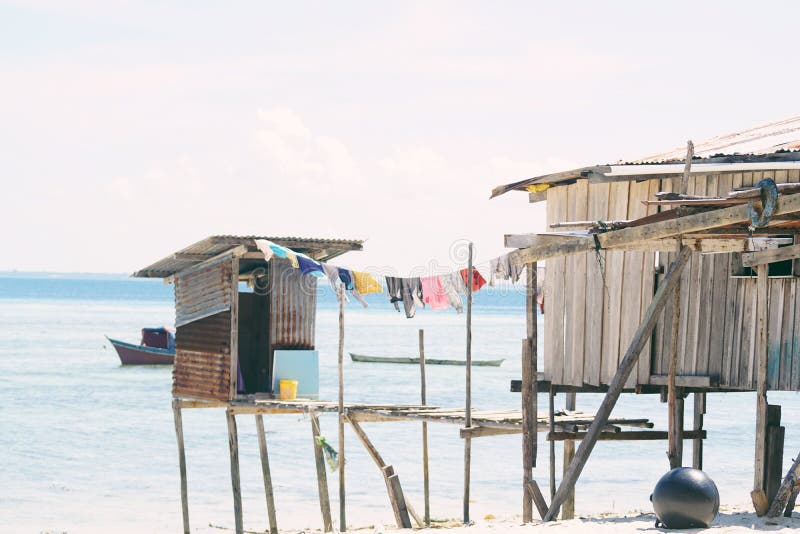 Деревня моря цыганская на береге острова Maiga, Semporna, Сабаха, Малайзии