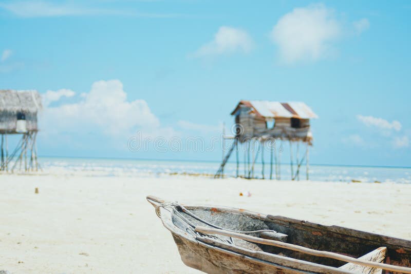 Деревня моря цыганская на береге острова Maiga, Semporna, Сабаха, Малайзии