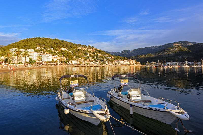 Деревня Порт de Soller осмотренное от дока шлюпки во время захода солнца Остров Майорка, Испания стоковые изображения Деревня Порт de Soller осмотренное от дока шлюпки во время захода солнца Остров Майорка, Испания стоковые изображения