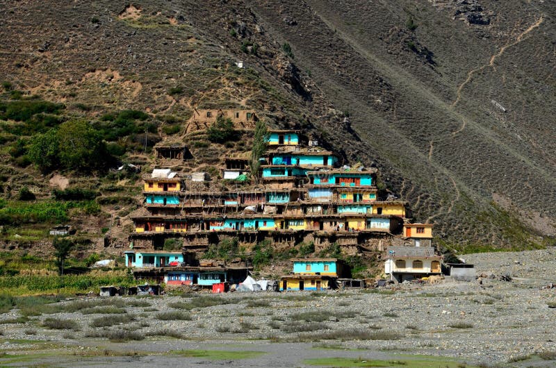 Деревня с красочными домами на горных склонах Kaghan Valley Пакистане стоковое фото rf Деревня с красочными домами на горных склонах Kaghan Valley Пакистане стоковое фото rf