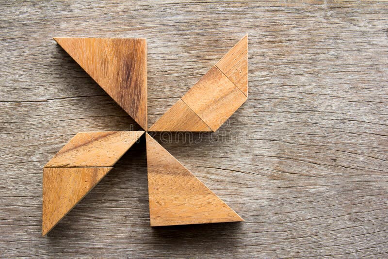 Деревянная головоломка tangram в предпосылке формы колеса штыря