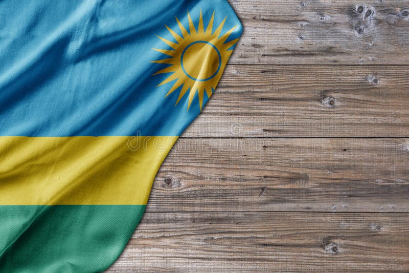 деревянная шкафа старого образца с флагом rwanda стоковые изображения rf