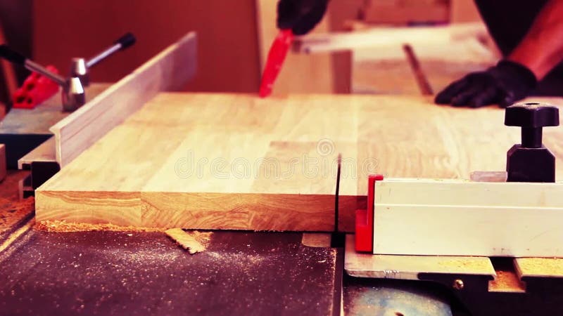 Деревянное вырезывание в мастерской плотничества фабрики мебели