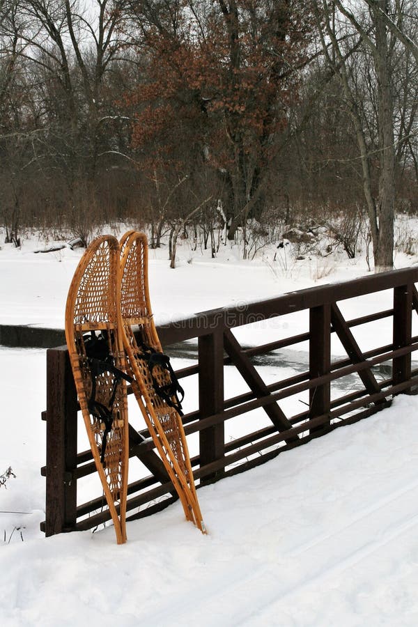 Деревянные snowshoes против taylors парка персонала реки пешеходного моста диких падают по вертикали (Штат миннесота) стоковая фотография