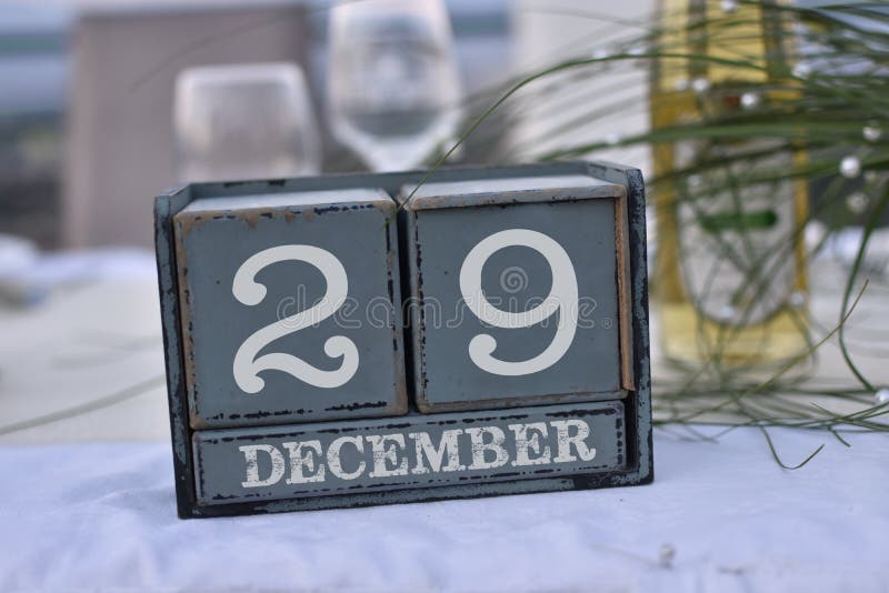 Деревянные блоки в коробке с датой, днем и месяцем 29-ое декабря