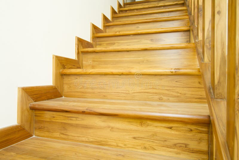 Деревянные лестницы и поручень Стоковое Фото - изображение .