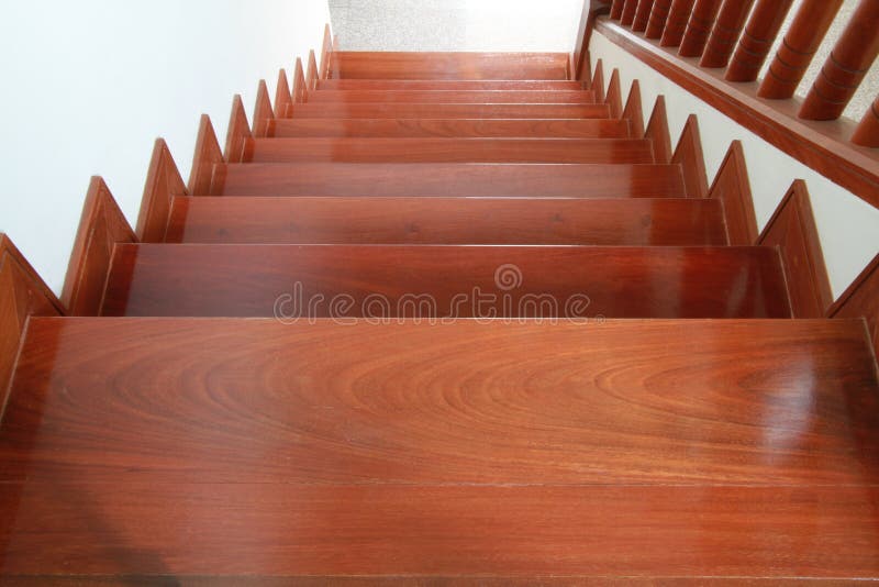 Деревянные лестницы и поручень Стоковое Фото - изображение .