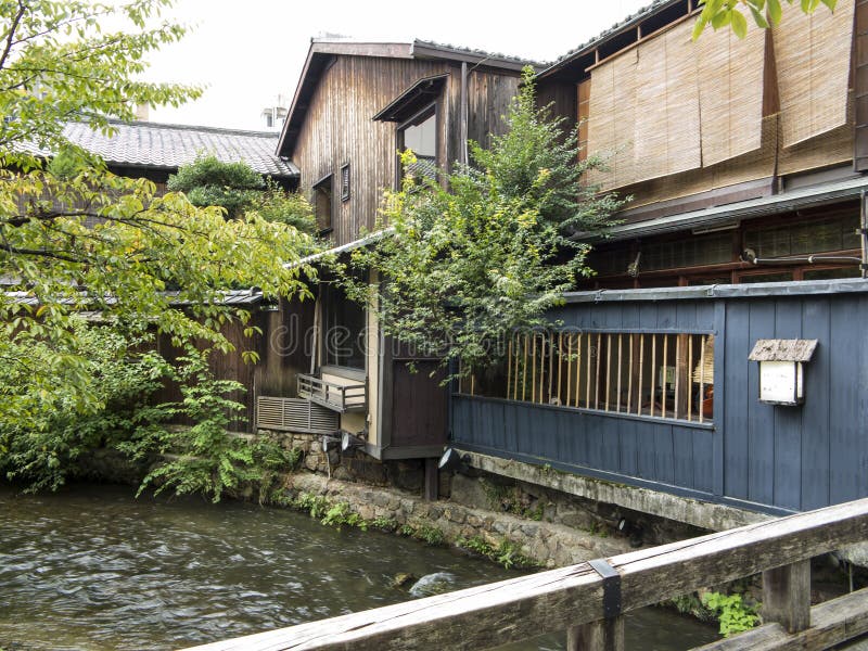 Деревянные традиционные дома вдоль канала Shirakawa в старом Gion стоковые изображения