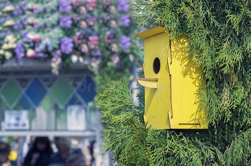 Деревянный желтый birdhouse на дереве Дом для птиц handmade стоковые фото
