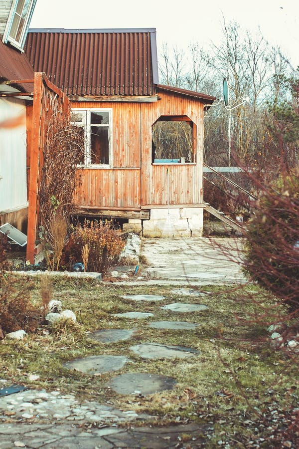 Деревянный загородный дом маленькой страны стоковая фотография