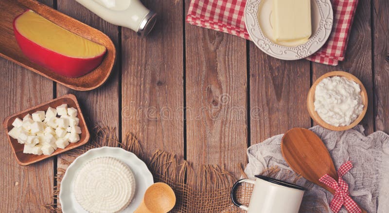 Деревянный стол с продуктами молока и сыра еда принципиальной схемы здоровая установьте текст над взглядом стоковые фото Деревянный стол с продуктами молока и сыра еда принципиальной схемы здоровая установьте текст над взглядом стоковые фото