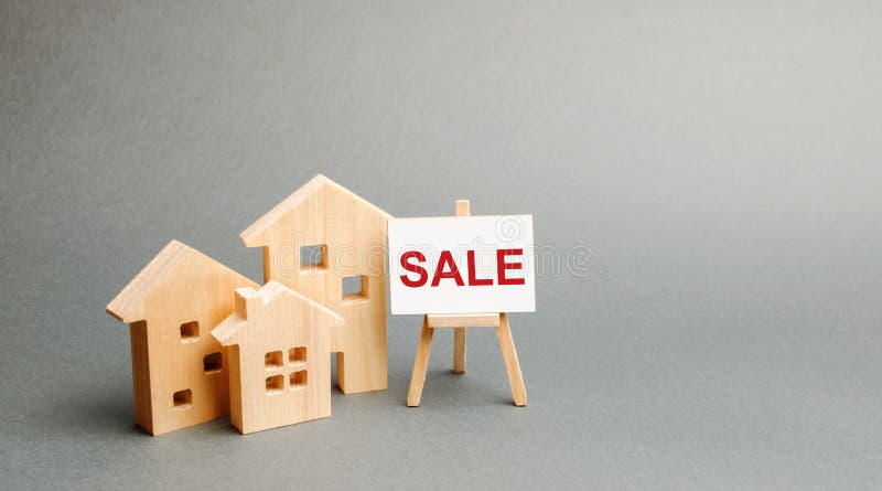 3 деревянных дома и стойка с ПРОДАЖЕЙ надписи продажа дома Объявление продажи и затягивающего потенциала стоковая фотография 3 деревянных дома и стойка с ПРОДАЖЕЙ надписи продажа дома Объявление продажи и затягивающего потенциала стоковая фотография