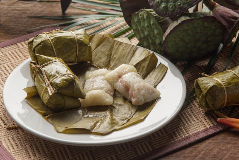 Десерт стиля Тайской кухни Khao Tom сумашедший, сделанный из банана и glutinous риса, обруч с лист банана на деревянном столе стоковые фотографии rf Десерт стиля Тайской кухни Khao Tom сумашедший, сделанный из банана и glutinous риса, обруч с лист банана на деревянном столе стоковые фотографии rf