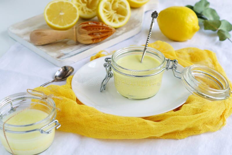 Десерт творога лимона очень вкусный и здоровый на белой желтой предпосылке Взгляд сверху Плоское положение стоковое фото rf Десерт творога лимона очень вкусный и здоровый на белой желтой предпосылке Взгляд сверху Плоское положение стоковое фото rf