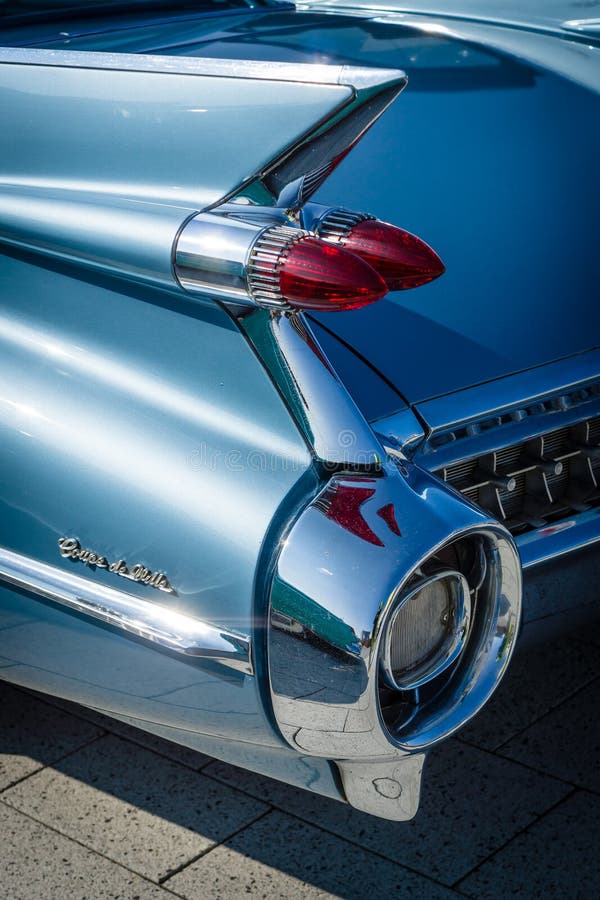 Деталь задних крыла и стоп-сигналов автомобиля Кадиллака Coupe de Ville, 1959 стоковые фотографии rf Деталь задних крыла и стоп-сигналов автомобиля Кадиллака Coupe de Ville, 1959 стоковые фотографии rf