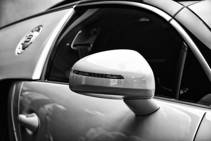 Деталь (зеркало заднего вида) Bugatti Veyron EB 16 4 стоковые изображения rf Деталь (зеркало заднего вида) Bugatti Veyron EB 16 4 стоковые изображения rf