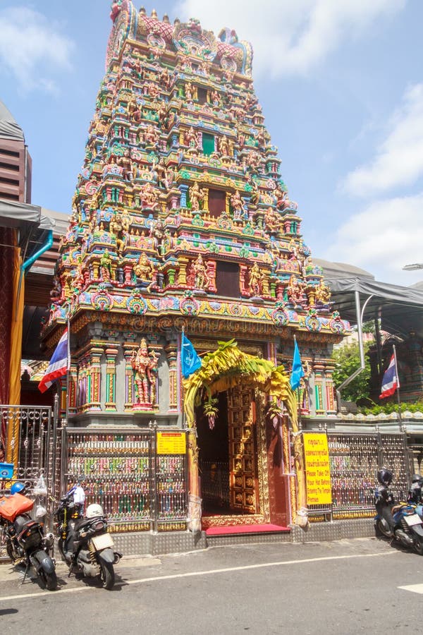 Детали на башне храма Шри-Маха Мариамман