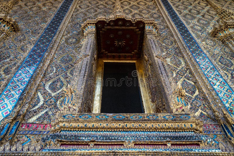 Детали окна и стены Королевского Большого дворца в Бангкоке Таиланд Wat Phra Kaew Храм Изумрудного Будды стоковое фото Детали окна и стены Королевского Большого дворца в Бангкоке Таиланд Wat Phra Kaew Храм Изумрудного Будды стоковое фото