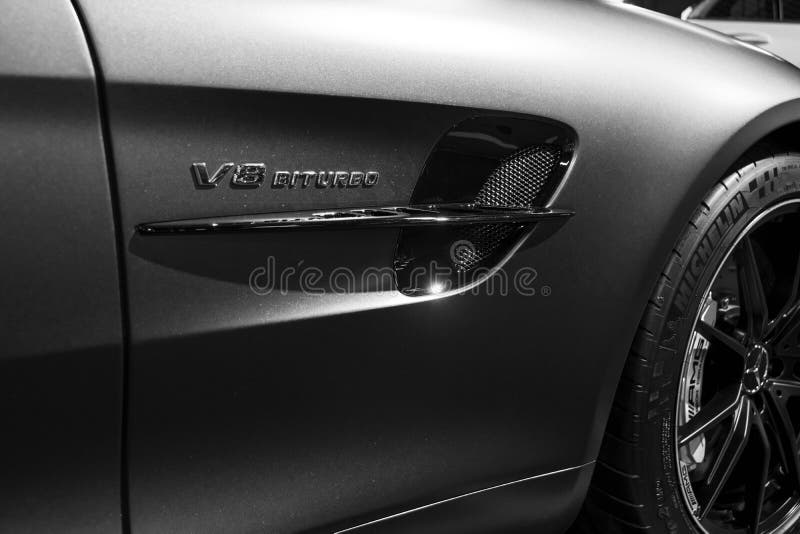 Детали 2018 экстерьера Мерседес-Benz AMG GTR V8 Bi-turbo Взгляд со стороны Детали экстерьера автомобиля черная белизна стоковое изображение rf Детали 2018 экстерьера Мерседес-Benz AMG GTR V8 Bi-turbo Взгляд со стороны Детали экстерьера автомобиля черная белизна стоковое изображение rf