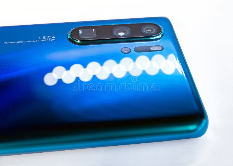 Деталь задних камер сини Huawei P30 смартфона Pro с объективом Leica стоковое фото Деталь задних камер сини Huawei P30 смартфона Pro с объективом Leica стоковое фото