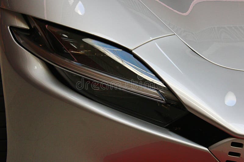 деталь элегантных фар итальянского большого спортивного автомобиля ferrari roma, выставленных на мотошоу в Братиславе, Словакия стоковое фото