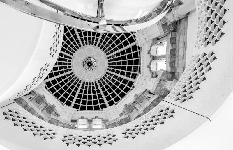 Детальный взгляд крыши винтовой лестницы на художественной галерее Tate Британии в Лондоне Великобритании Сфотографированный в Mo стоковое фото Детальный взгляд крыши винтовой лестницы на художественной галерее Tate Британии в Лондоне Великобритании Сфотографированный в Mo стоковое фото
