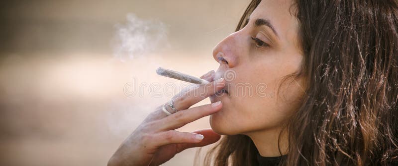 Картинки девушки курят марихуану сорт конопли белая россия