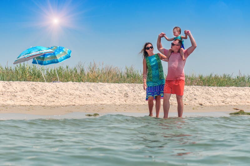 Детеныши familly на пляже стоковая фотография rf Детеныши familly на пляже стоковая фотография rf