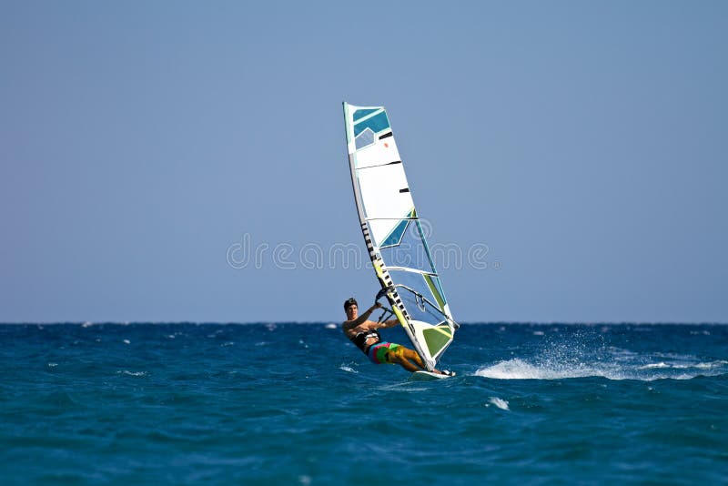 детеныши windsurfer действия мыжские стоковые фото детеныши windsurfer действия мыжские стоковые фото