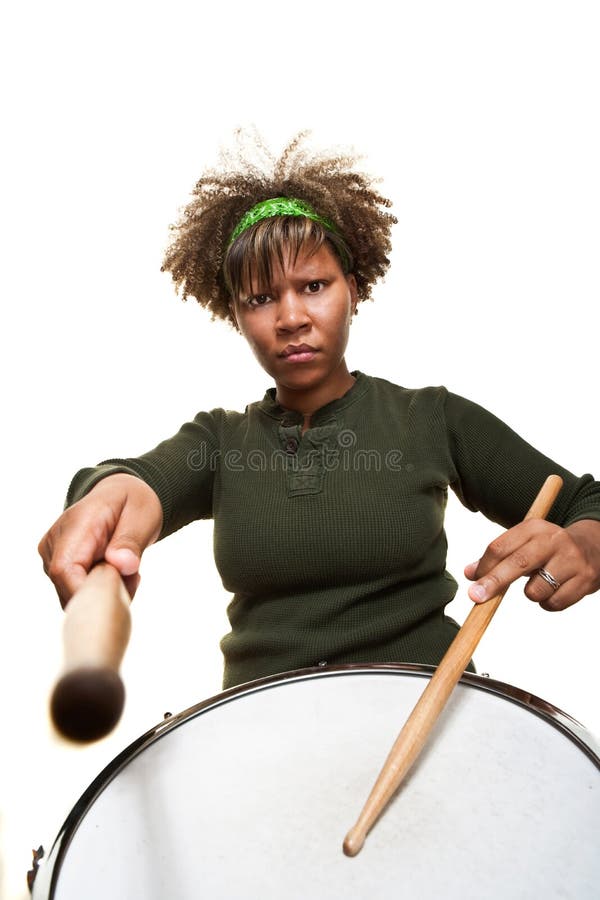 детеныши африканского percussionist серьезные